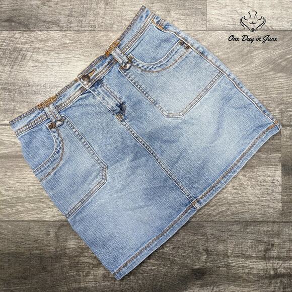 Daisy Fuentes Denim Mini Skirt Size 6 - Picture 1 of 5